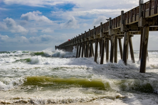 Pier with tough waves